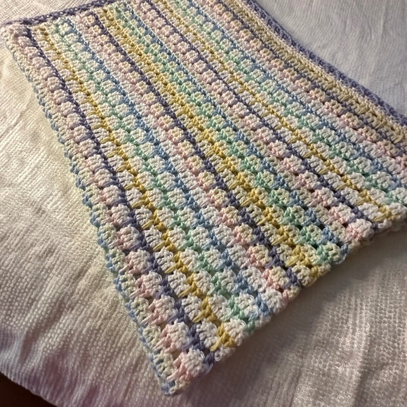Handmade by May, Crocheted crib blanket in soft pastel colors - Picture 3 of 5